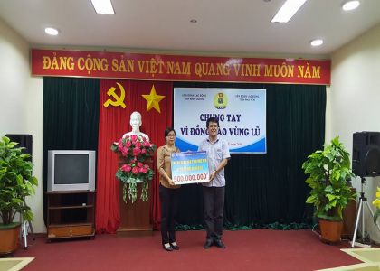 LĐLĐ tỉnh Bình Dương: Thăm và tặng 1 tỷ đồng cho đồng bào Phú Yên và Quảng Ngãi bị thiệt hại do bão lũ